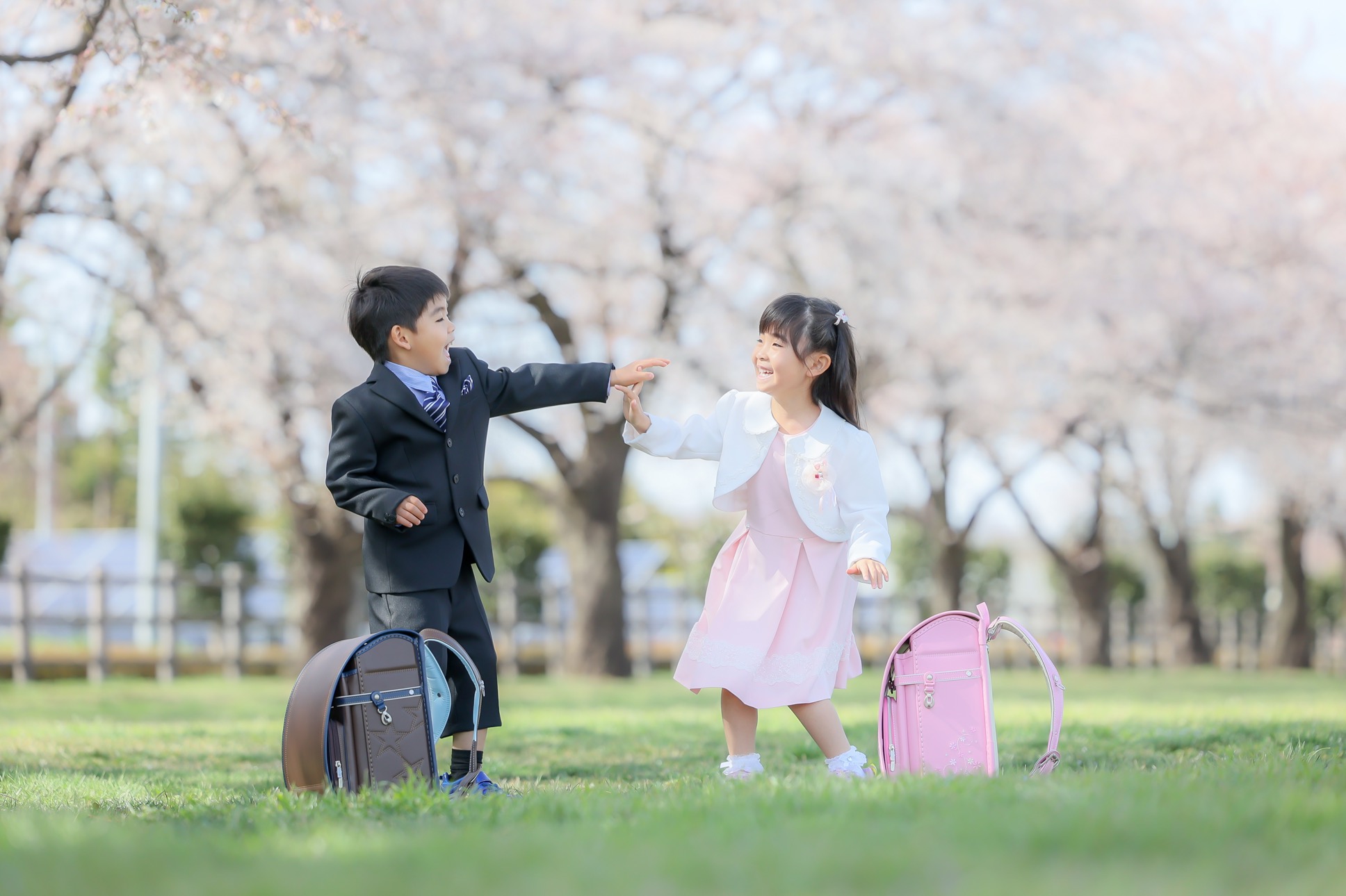 恋人みたいな 仲良し双子ちゃんの入学記念♬ 見ているこちらもほっこり